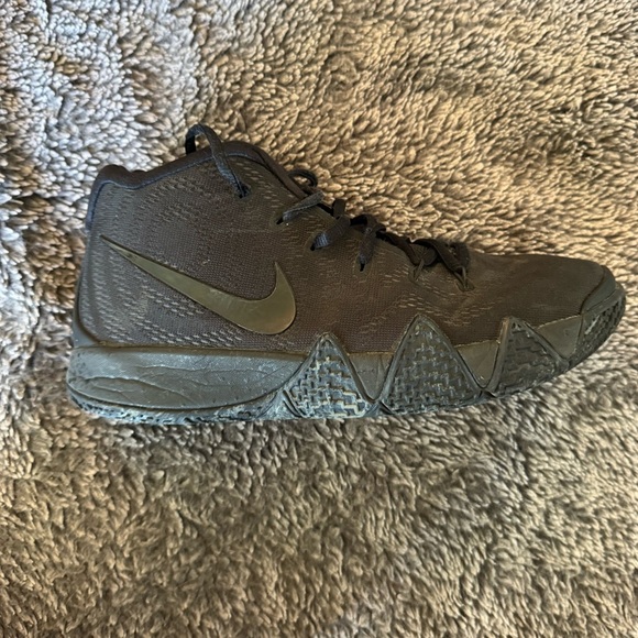 NIKE Kyrie 4 Blackouts Kids Basketball Shoes - Picture 10 of 11